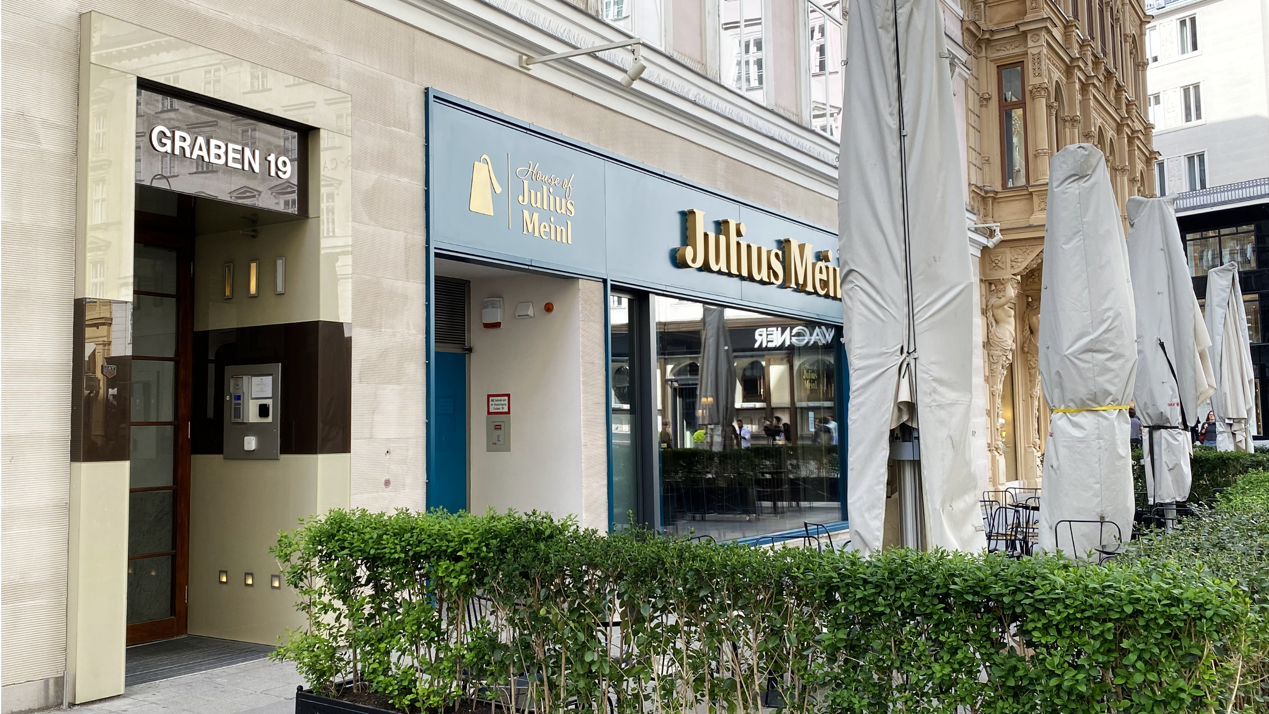 Das Portal des Hauses Graben 19. Hier befindet sich auch eine Filiale einer traditionellen Wiener Supermakrtkette.