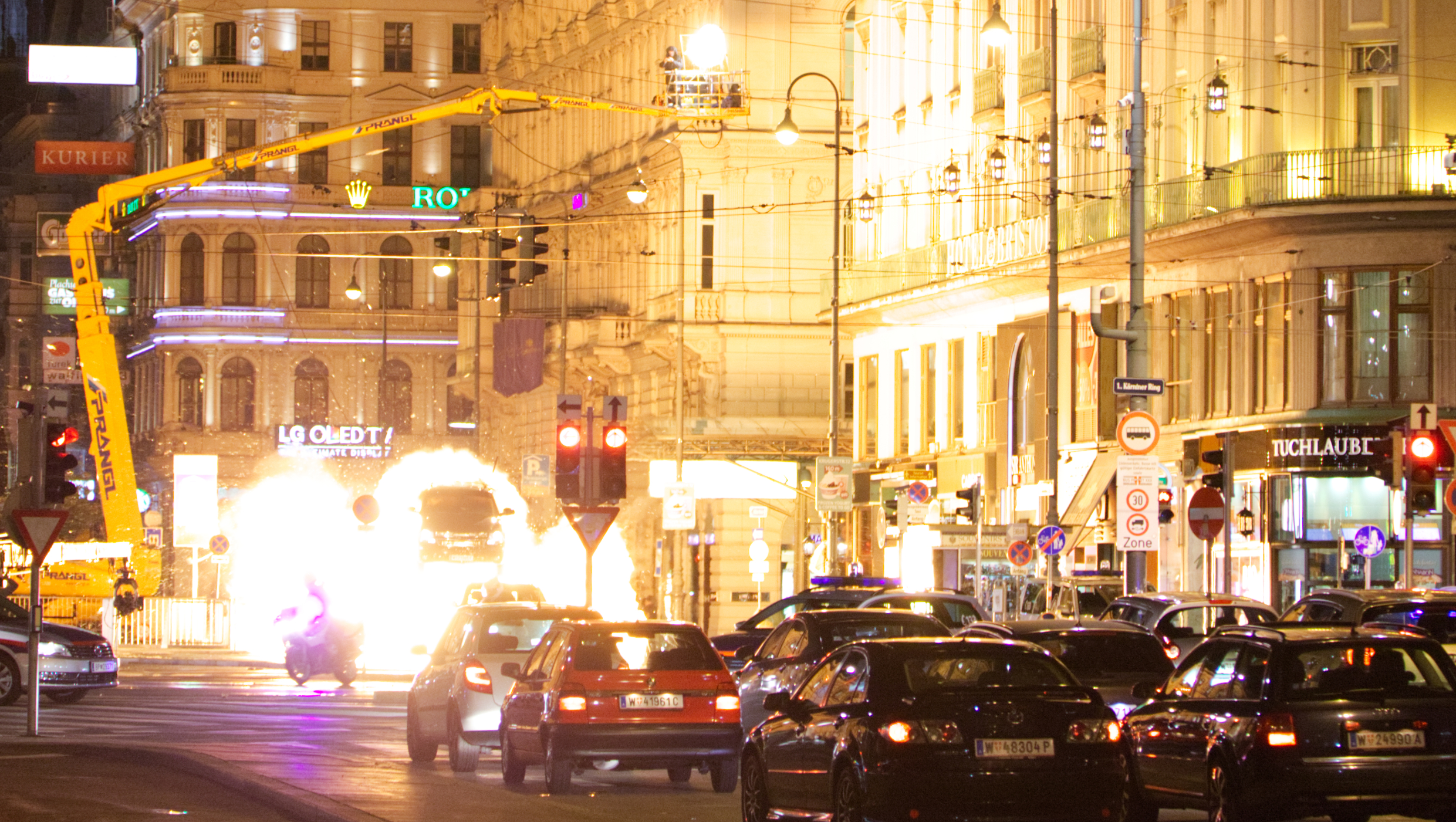 Ein Auto explodiert in der Nacht vor der Wiener Staatsoper während der Dreharbeiten zu Mission: Impossible- Rogue Nation.