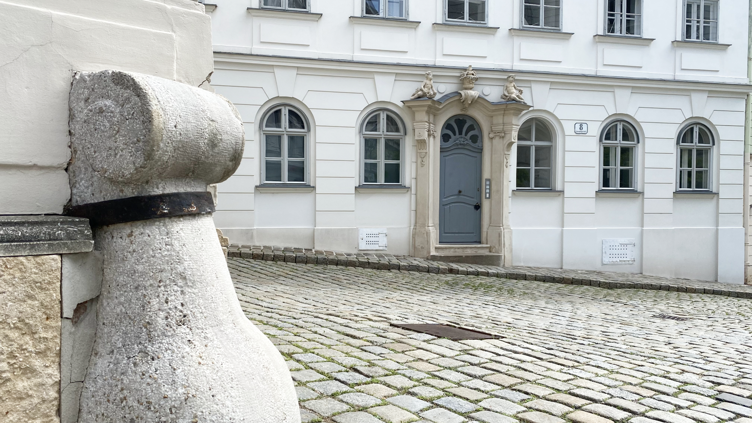 Eine in der Filmgeschichte berühmte Adresse. Schreyvogelgasse 8, errichtet im 17. Jahrhundert. Im Film 'Der Dritte Mann' spielt hier die erste Szene mit Orson Welles. Gedreht wurde sie allerdings woanders.