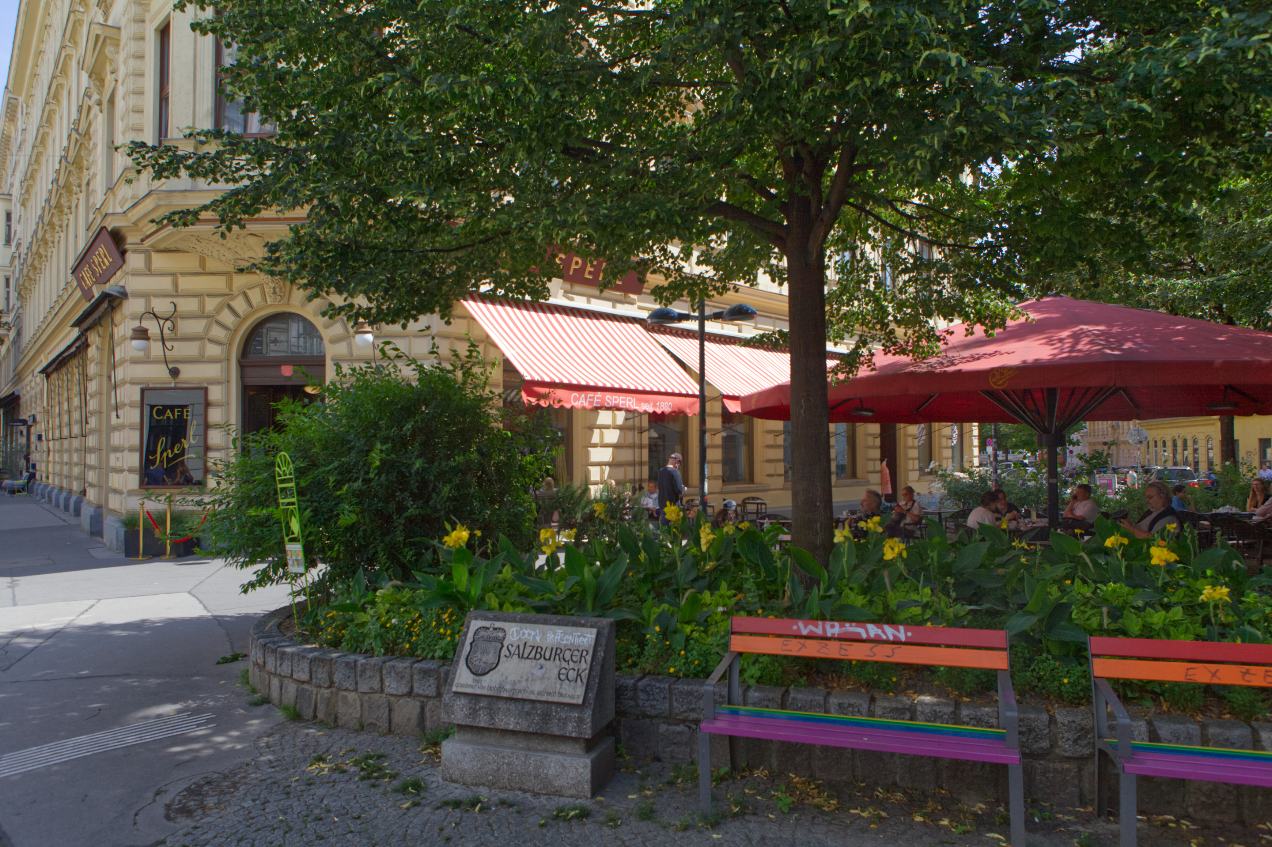 Das Café Sperl in der Gumpendorferstraße in Wien. Im Sommer, mit Vorplatz, Gastgarten und Bäumen.
