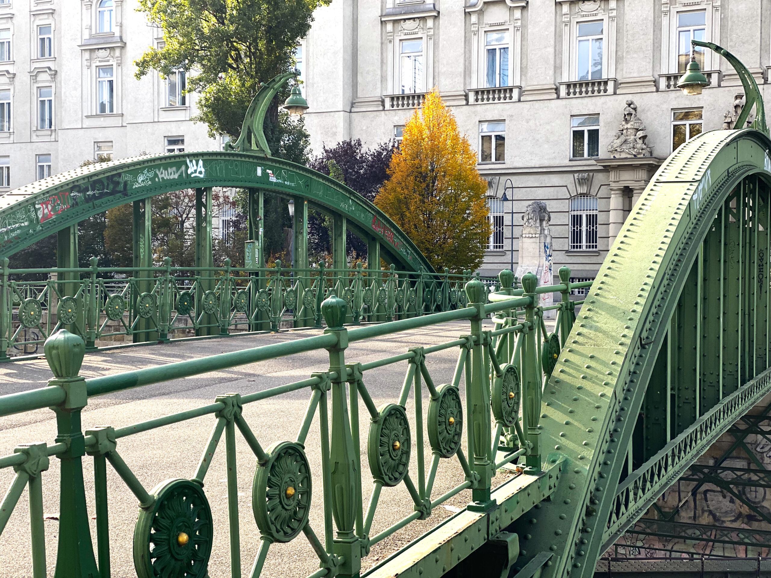 Der Zollamtssteg – eine Brücke aus einer Stahlkonstruktion für Fußgänger und Radfahrer – überquert den Wienfluss in Wien kurz vor seiner Mündung in den Donaukanal und verbindet die Bezirke Landstraße und Innere Stadt.